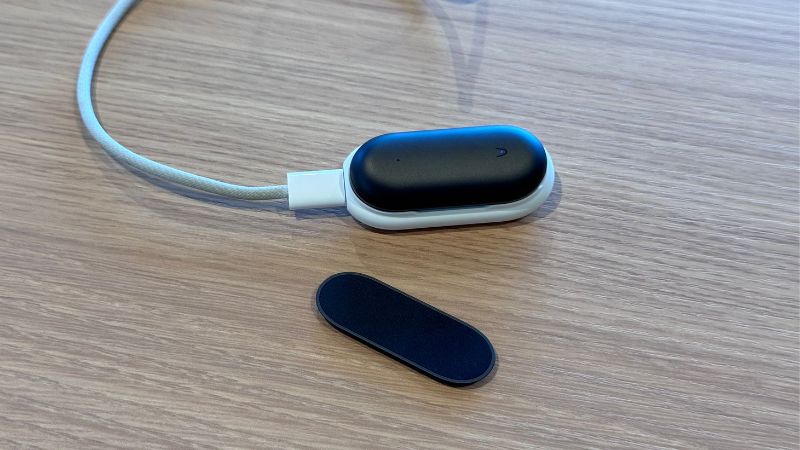 PLAUD NotePinの充電場面