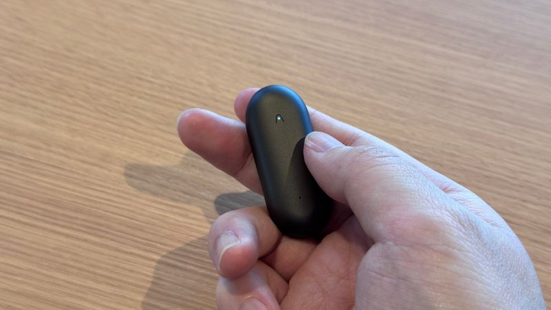 PLAUD NotePinの中心を押して接続を開始する