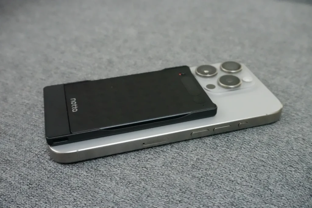 Notta Memo Type-Cを横から見た薄さ比較写真）