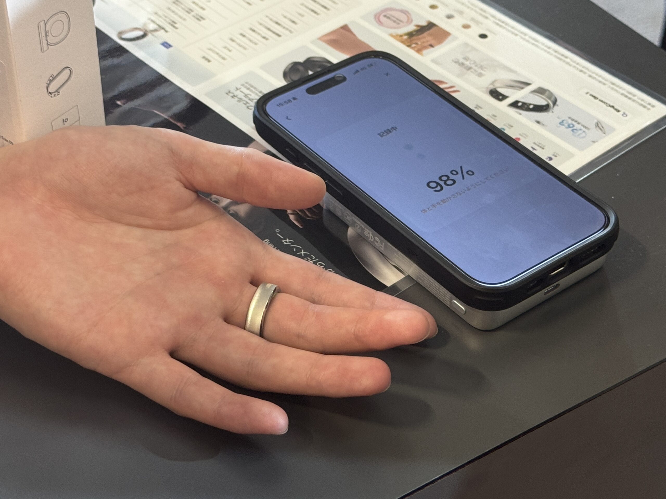 RingConn Gen 3を装着しアプリで計測する様子