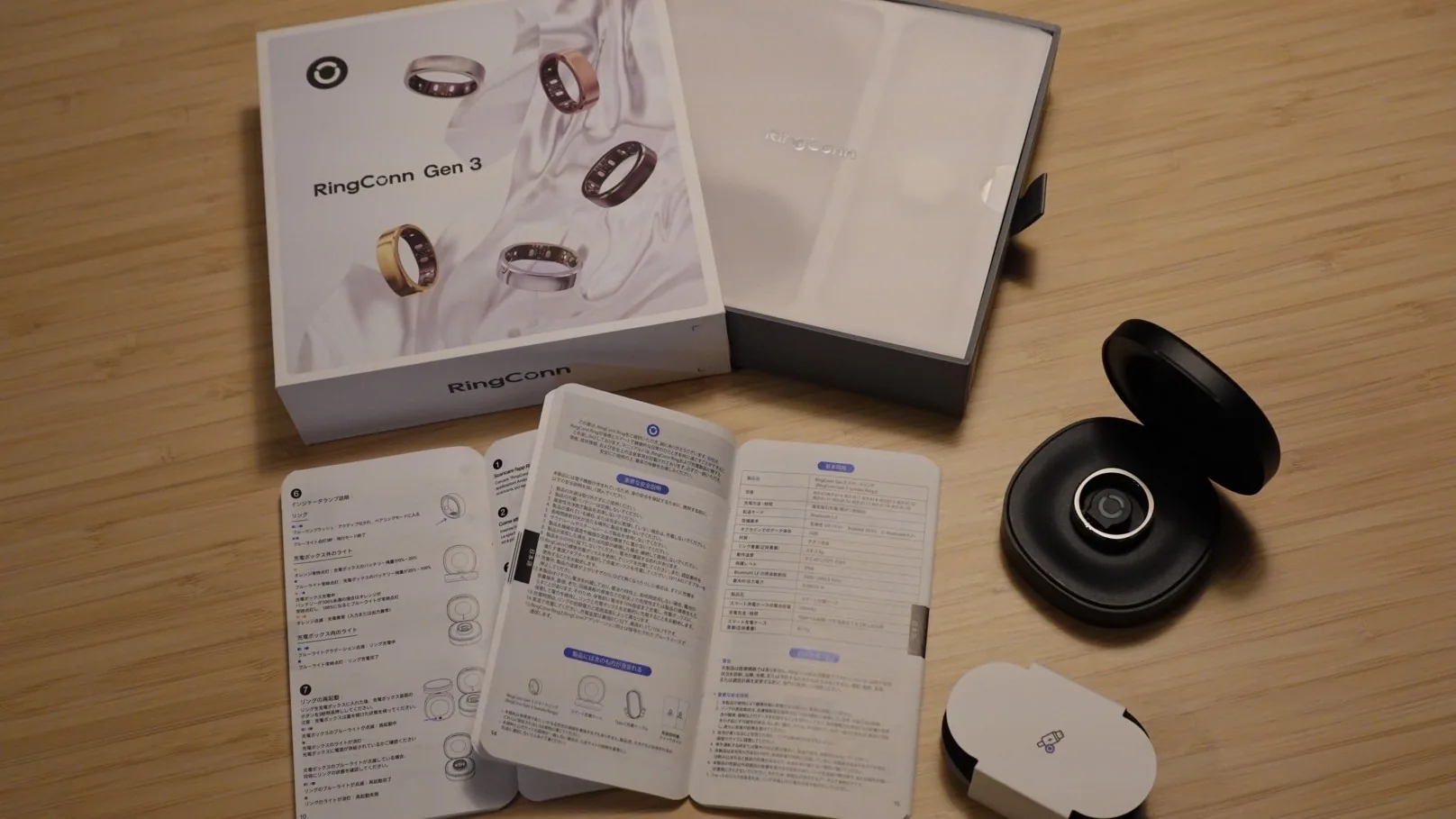 RingConn Gen 3の同梱物一式の実物写真：リング本体・充電ケース・USBケーブル・日本語説明書と引き出し式の化粧箱