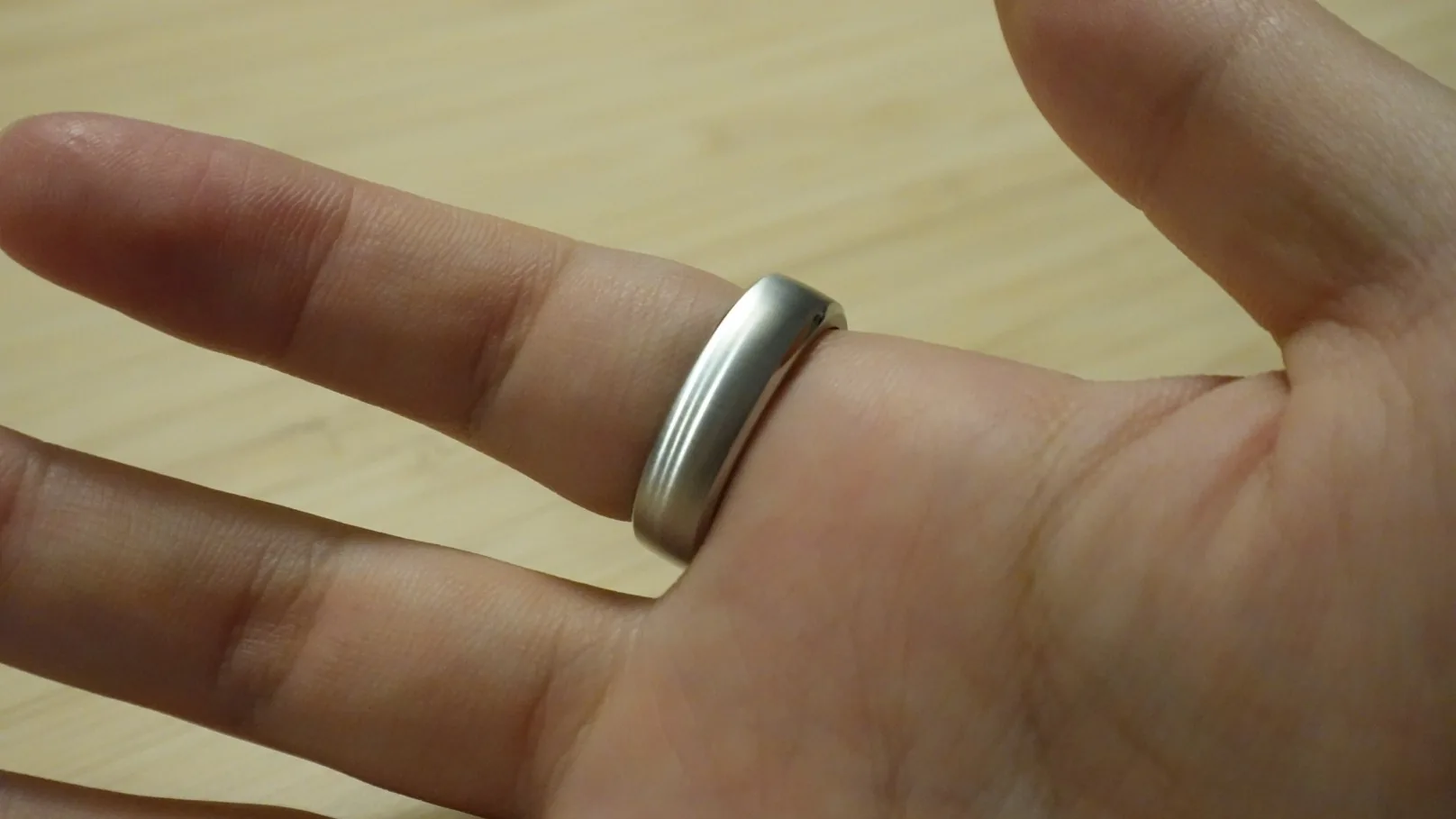 RingConn Gen 3を右手の指に装着した実物写真。リングの厚みと存在感が分かる