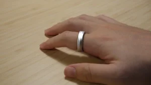 RingConn Gen 3（Brushed Silver）を右手の指に装着した実物写真