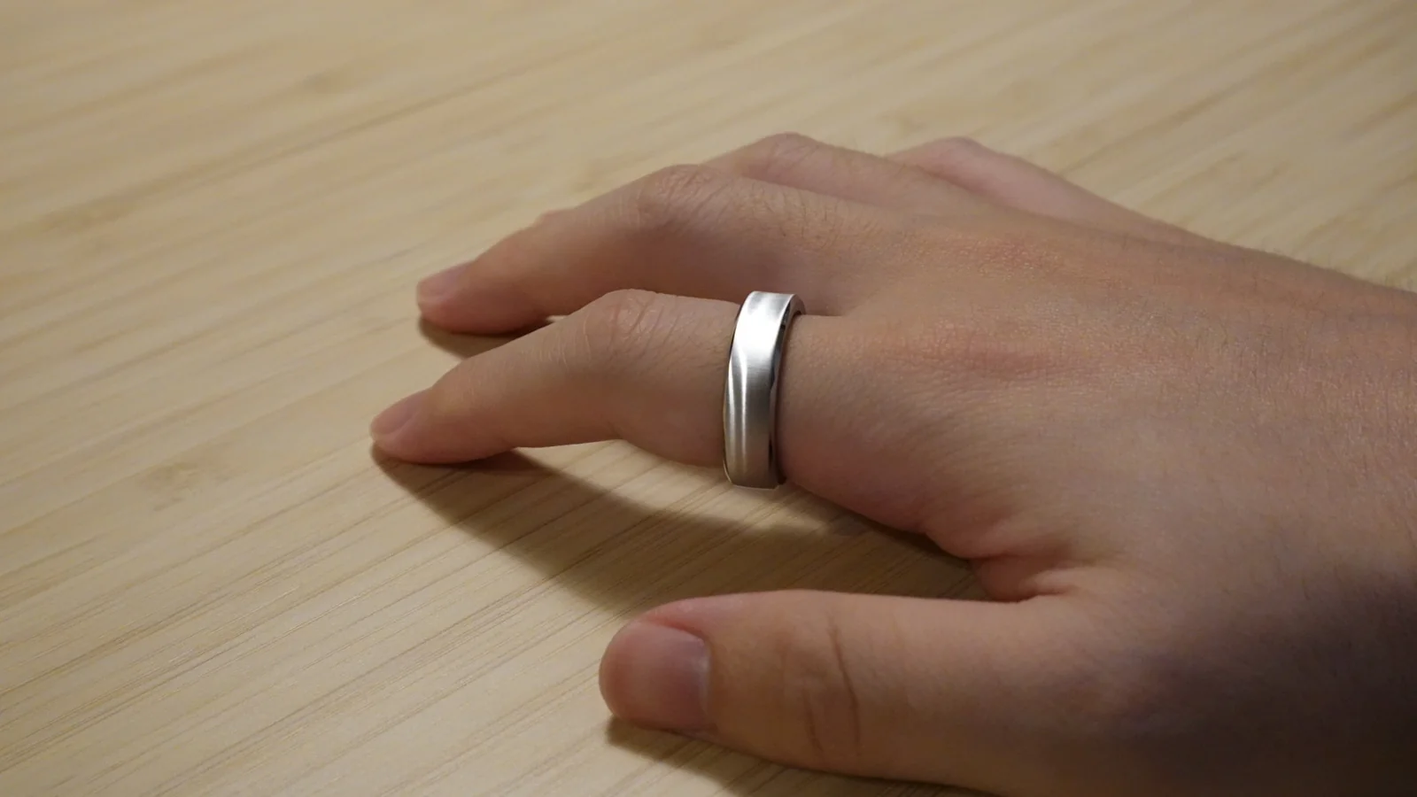 RingConn Gen 3（Brushed Silver）を右手の指に装着した実物写真