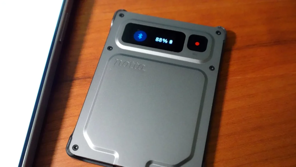 机に置いたNotta Memo Proの正面（画面点灯）