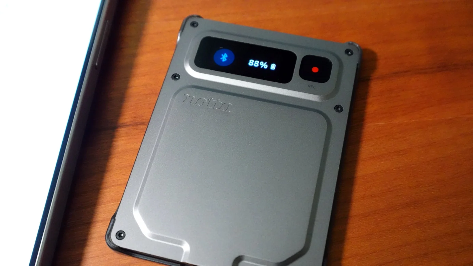 机に置いたNotta Memo Proの正面（画面点灯）