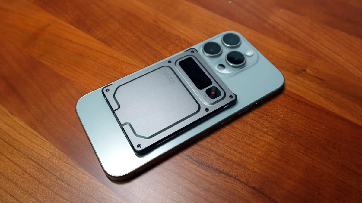 iPhoneの背面にマグネットで貼り付けたNotta Memo Pro