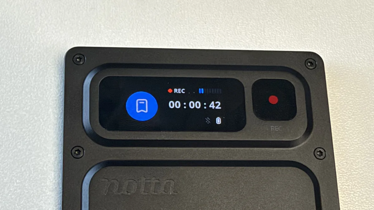 録音中のNotta Memo Proの画面（RECと経過時間、マークのアイコン）