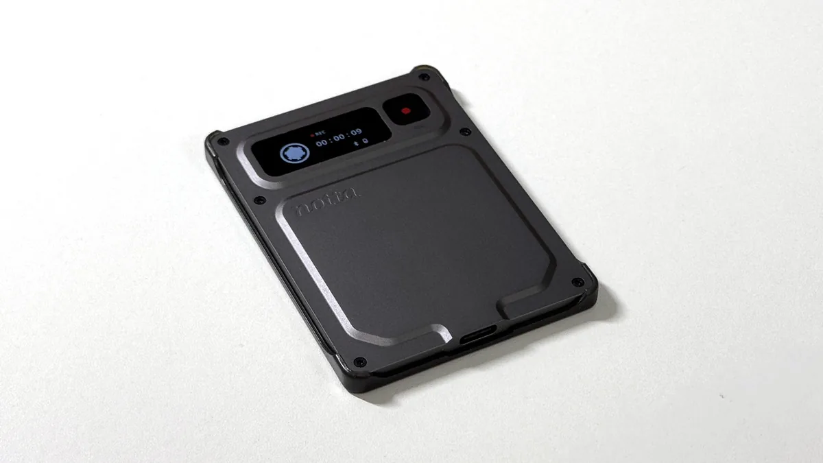 机に置いたNotta Memo Proが録音中で、画面にRECと経過時間が表示されている